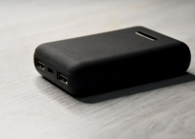 Powerbank posiadający wiele przydatnych funkcji