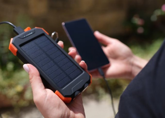 Powerbank solarny podczas ładowania telefonu